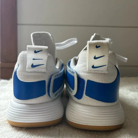 Nike Women’s White and Blue React HyperSet volleyball shoes - Picture 3 of 4